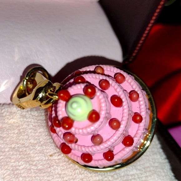 Juicy Couture 3 Tiered Strawberry Shortcake Never Removed From 🎁 NWT - Picture 4 of 7